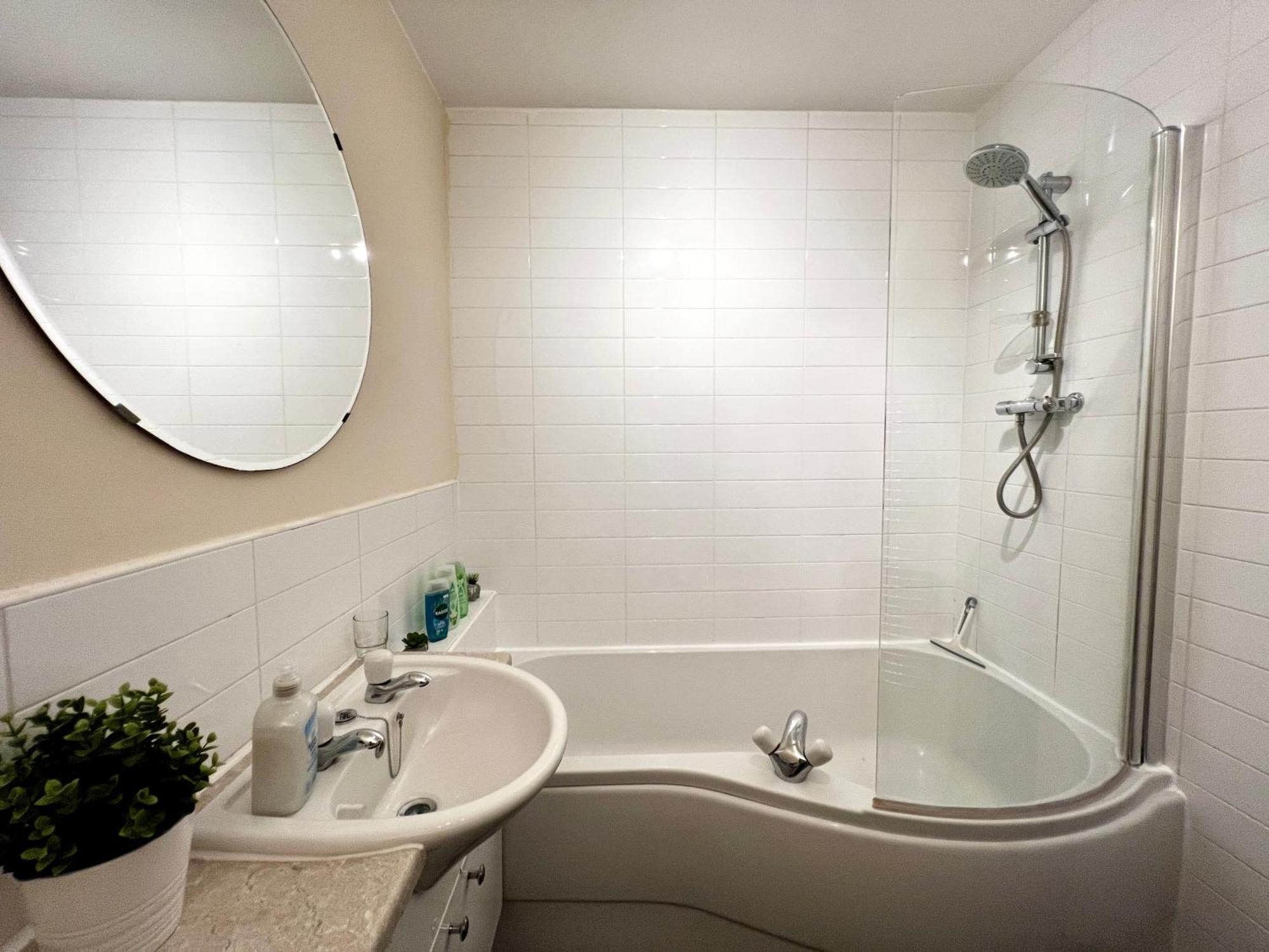 Stylish Modern Flat With Juliet Balcony & Parking Apartamento Glasgow Exterior foto