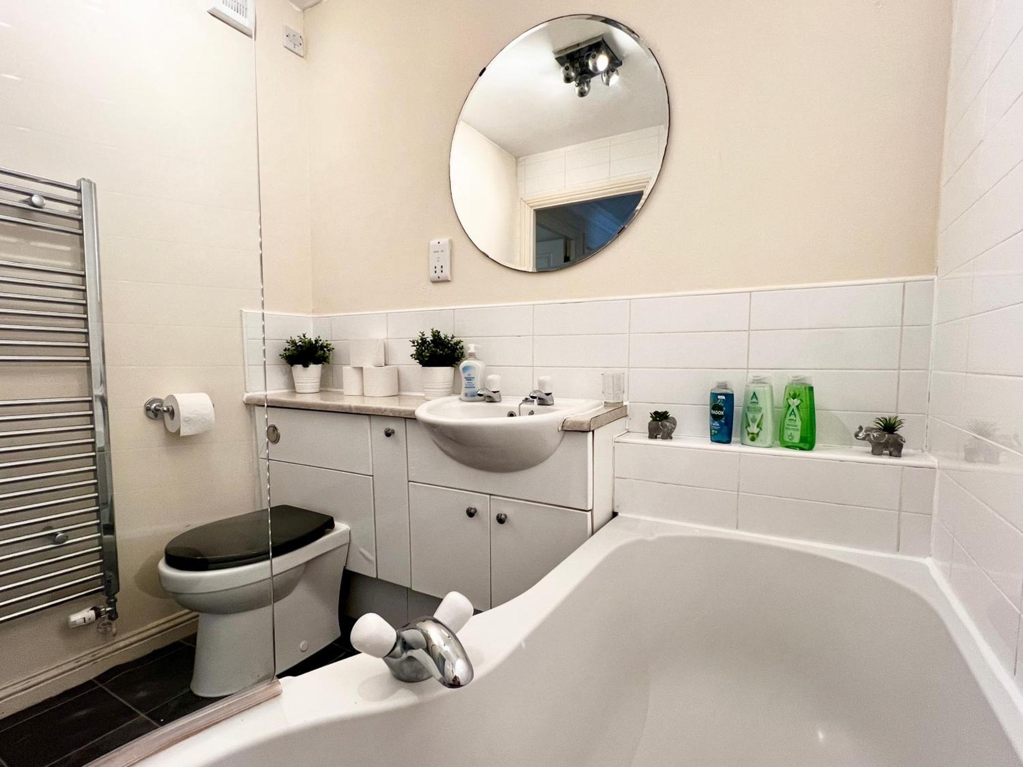 Stylish Modern Flat With Juliet Balcony & Parking Apartamento Glasgow Exterior foto