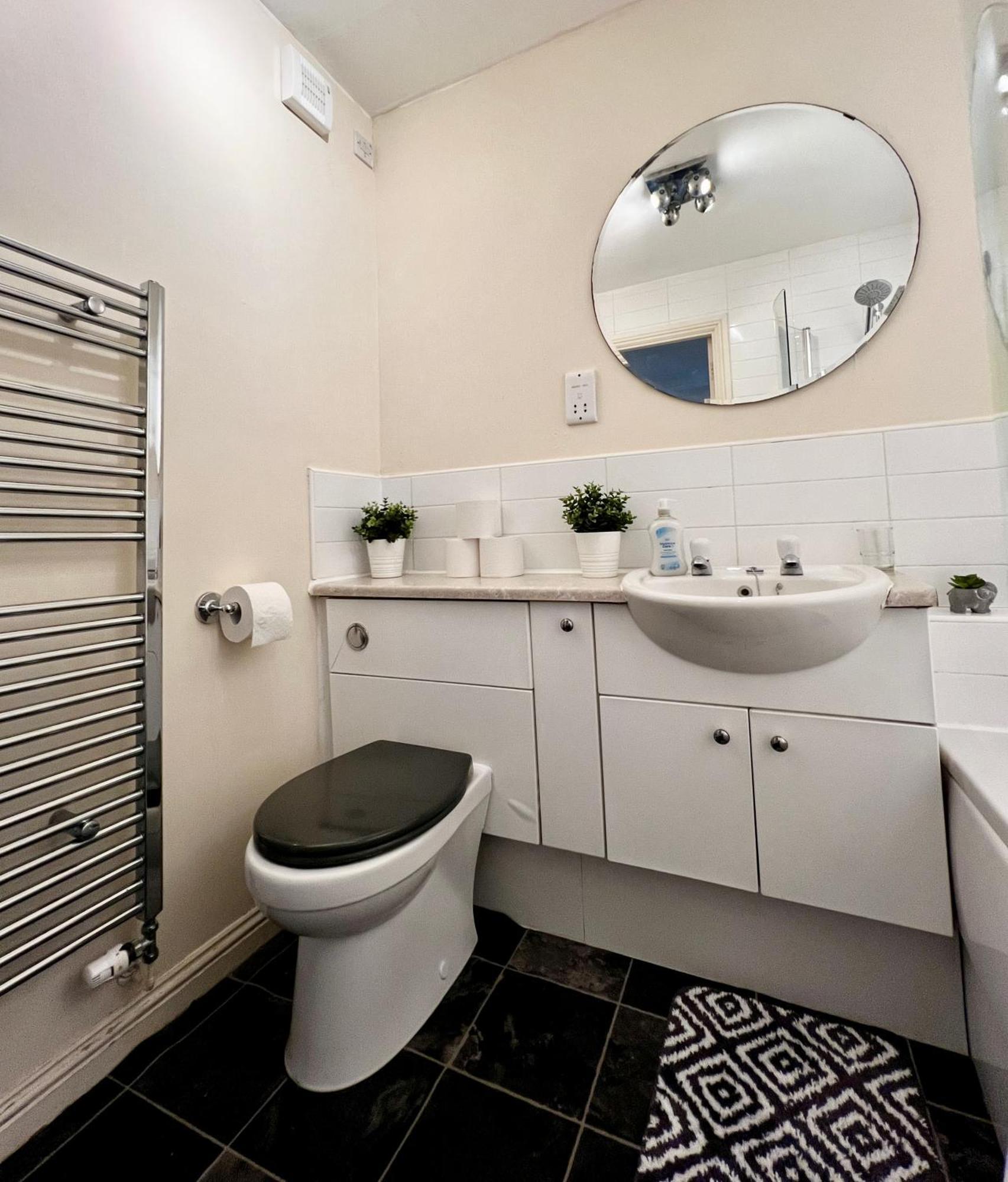 Stylish Modern Flat With Juliet Balcony & Parking Apartamento Glasgow Exterior foto